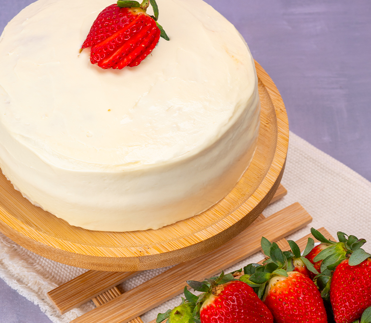 Bolo branco decorado com morango