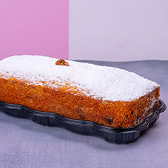 Bolo de cenoura polvilhado com açúcar