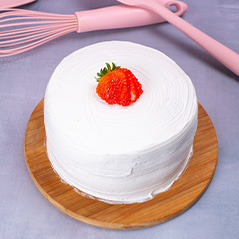 Bolo de chantilly com morango no topo