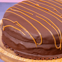Bolo de chocolate com fios de caramelo
