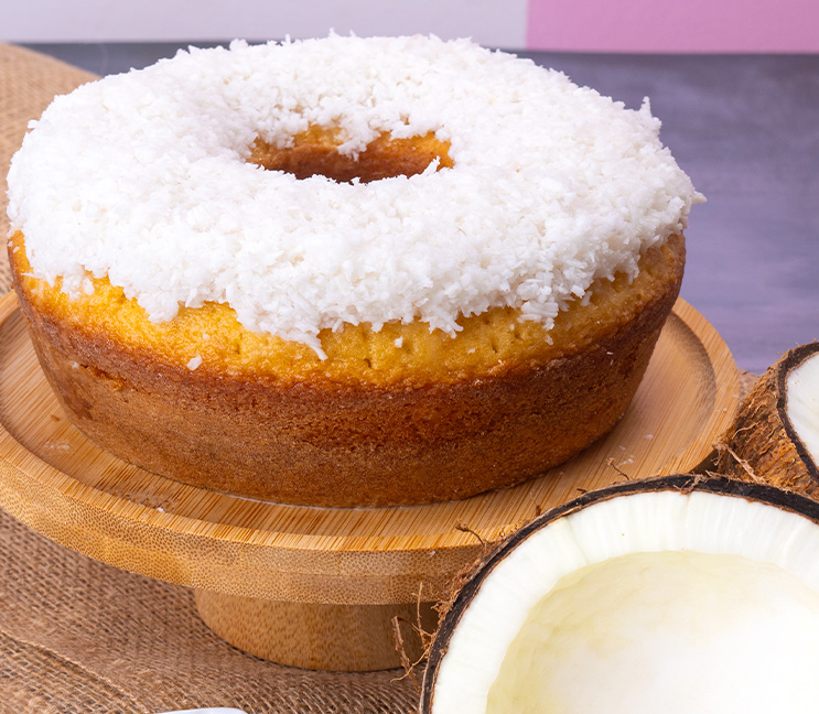 Bolo de coco coberto com coco ralado