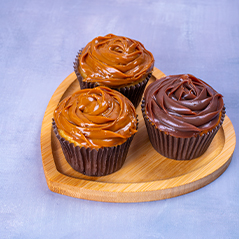 Cupcakes com cobertura de doce de leite e de chocolate