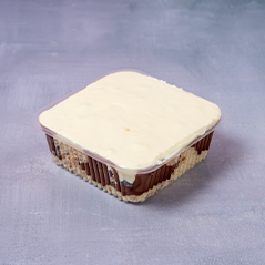 Doce cremoso com camada de biscoito