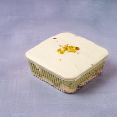 Doce cremoso com raspas verdes por cima