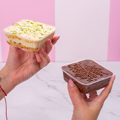 Doces individuais segurados na mão