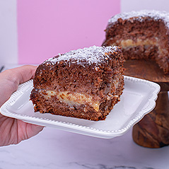 Fatia de bolo de chocolate recheado em prato