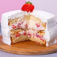 Fatia de bolo com creme e morangos
